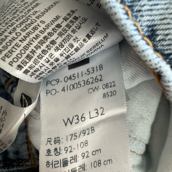 Men’s Distressed Levi Jeans - Picture 7 of 8